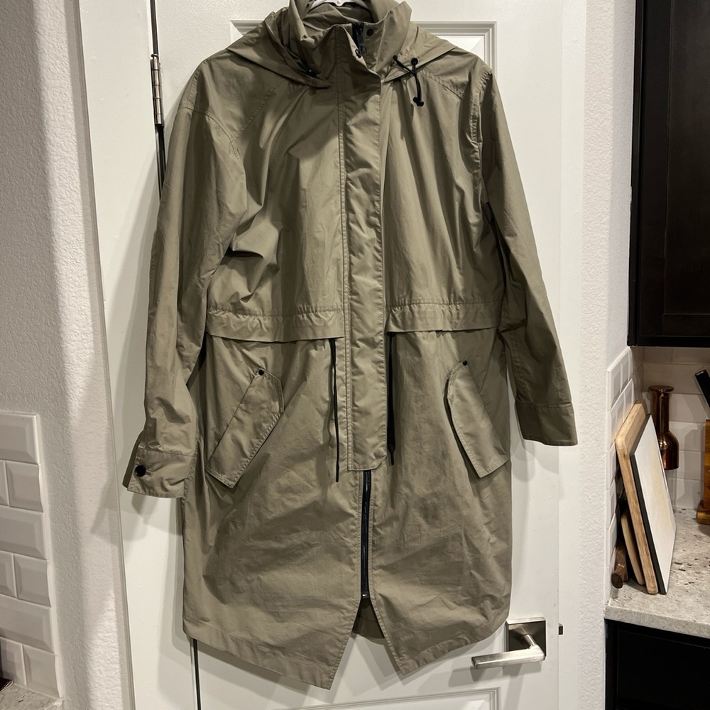 Women’s Everlane Lightweight Hooded Parka size Medium